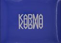 Weiße, geometrische Schrift "KARMA" auf blauem Hintergrund. Symmetrisch und stilisiert, mit einem modernen Eindruck.