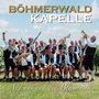 „Böhmerwald Kapelle“ oben, „Auf uns und die Blasmusik“ unten. Eine Gruppe von Musikern mit Blasinstrumenten im Freien., CD