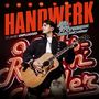 HANDWERK, 10 JAHRE UNPLUGGED, Volks Rock'n'Roller, Andreas Gabalier. Ein Mann mit Gitarre vor leuchtendem Hintergrund., CD