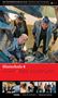 "Hinterholz 8" — Drei Menschen in staubiger Kleidung in einem zerstörten, hölzernen Raum. Unten sind Filmszenen abgebildet., DVD