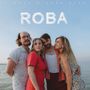 Text: "Himmel wieder blau" und "ROBA". Vier Personen stehen eng zusammen am Wasser unter einem blauen Himmel., LP