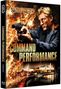 "Command Performance" in großer Schrift. Action-Szene: Mann mit Pistole, umgeben von Flammen, im Hintergrund eine Stadt bei Nacht.