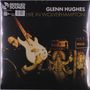 Der Text oben links lautet "REISSUED SOUNDS". Rechts steht "GLENN HUGHES" und darunter "LIVE IN WOLVERHAMPTON". Ein Musiker mit Gitarre., 2 LPs und 1 CD