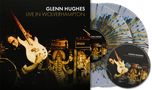 „GLENN HUGHES LIVE IN WOLVERHAMPTON“. Cover mit Gitarrist. Zwei bunte Vinyl-Schallplatten daneben.