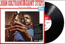 "JOHN COLTRANE | GIANT STEPS" in großen roten Buchstaben. Links ein Mann mit Saxophon, rechts eine schwarze Vinyl-Schallplatte.