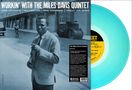 "WORKIN' WITH THE MILES DAVIS QUINTET" oben, Musiker aufgezählt. Miles Davis im Anzug auf der Straße, links ein türkisfarbener Vinyl.