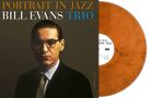Text: "PORTRAIT IN JAZZ BILL EVANS TRIO". Ein Mann in Anzug und Krawatte, daneben eine orangefarbene Schallplatte.