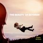 Text: "THE BEAUTY IN BETWEEN", "Sophie Abraham". Kind in der Luft, daneben ein großes Musikinstrument., LP