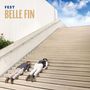 Text: "FEST BELLE FIN". Zwei Personen liegen auf einer breiten Betontreppe unter blauem Himmel., LP