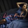 Text: "Lia Pale, WOMAN & I". Eine Frau liegt entspannt, blickt nachdenklich, trägt ein blaues Oberteil., CD