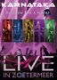 Text: "Karnataka Requiem For A Night", "Live in Zoetermeer". Oben Fotos von Musikern, unten Silhouetten von jubelnden Fans., DVD
