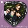 "The Lazy Eyes" und "Cheesy Love Songs" stehen auf einem lila Hintergrund. Vier Personen in einem herzförmigen Rahmen., LP
