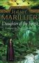 „Juliet Marillier: Daughter of the Forest“. Eine Frau in mittelalterlicher Kleidung steht in einem üppigen, grünen Wald.