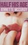 Buchtitel: "HALF HIS AGE" von Jennette McCurdy. Nahaufnahme von Lippen mit Fingern und kunstvoll lackierten Fingernägeln., Buch
