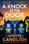 Titel: "A Knock at the Door" von Louise Candlish. Zwei Personen stehen im beleuchteten Fenster eines großen Hauses, Himmel bei Abenddämmerung.