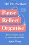 "The PRO Method: Pause Reflect Organise. Three simple steps to reinvent your life. Rosie Nixon." Blauer Hintergrund, rosa Blöcke., Buch