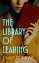 "The Library of Leaving" und "Emily Dunlay" sind in klarem, blauen Text hervorgehoben. Eine Frau hält ein rotes Buch., Buch
