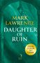 „MARK LAWRENCE DAUGHTER OF RUIN“ in großen Buchstaben. Hintergrund in Türkis mit gotischen Mustern. Runde goldene Plakette., Buch