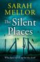 Text: "Sarah Mellor, The Silent Places, Who dares speak up for the dead?" Ein Tor auf einem Feld, umgeben von Vögeln vor nebligem Himmel., Buch