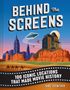 Titel: "BEHIND THE SCREENS", Untertitel: "100 Iconic Locations That Made Movie History". Illustration mit UFO, Haus, Stadt und Wüste., Buch