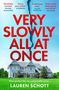 Buchtitel: "VERY SLOWLY ALL AT ONCE" von Lauren Schott. Ein großes Haus mit Garten im Vordergrund., Buch