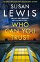 „Who Can You Trust“ von Susan Lewis. Fenster im Vordergrund, darunter ein leuchtender Sonnenuntergang.
