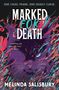 "One cruel prank. One deadly curse. Marked for Death. Melinda Salisbury." Illustration einer Katze mit bunten Spritzern., Buch