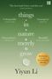 Zitate: „The best book I have read this year“, „Unforgettable“, „Courageous“, „Extraordinary“, „Beautiful“. Text: „things in nature merely grow“, Yiyun Li. Hintergrund in Grün, einige Wassertröpfchen, Logo des Baillie Gifford Prize 2025., Buch