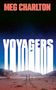 Text: "MEG CHARLTON" und "VOYAGERS." Zwei Menschen stehen in einer Wüstenlandschaft, ein Raumschiff fliegt im Himmel., Buch