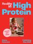 "Healthyish High Protein" in großen Buchstaben. „COVER NOT FINAL“. Frau in ärmellosem Top mit Erdbeere, hält Teller mit Kuchen., Buch