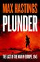 "MAX HASTINGS PLUNDER: THE LAST OF THE WAR IN EUROPE, 1945." Silhouette eines Soldaten vor einem roten, feurigen Hintergrund.