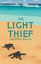 „The Light Thief and Other Stories“. Zwei Schildkröten auf Sand, Ozean im Hintergrund., Buch
