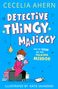 Text: "Cecelia Ahern, Detective Thingy Majiggy, and the Case of the Talking Mirror, Illustrated by Katie Saunders."

Ein Mädchen mit Sherlock-Holmes-Mütze hält einen Herzspiegel, umgeben von Kisten und einem Notizblock., Buch