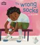 Text: "The wrong socks" und "Ken Wilson-Max". Illustration: Kind sitzt auf einer Bank und zieht Socken an.
