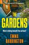 Text: "'Lisa Jewell mixed with a little Liane Moriarty' - Cassie Hamer. THE GARDENS. What is hiding beneath the surface? EMMA BABBINGTON." Im Hintergrund spiegelt sich ein Haus im Wasser.