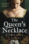 „A priceless heirloom has been found. But at what cost? The Queen’s Necklace. Adrienne Chinn.“ Eine Frau in historischen Kleidern.