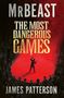 "MrBeast: The Most Dangerous Games" - James Patterson. Rote Bühne, einsame Figur, umgeben von dunkler Menschenmenge., Buch
