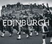 "The Times Edinburgh in Photos." Dudelsackspieler in Schottenröcken marschieren vor einer Burgkulisse.