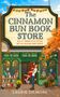 Schild: "The Cinnamon Bun Book Store". Ein Paar umarmt sich vor einem grünen Laden mit Herbstdekorationen und Büchern.