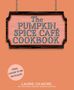 „The Pumpkin Spice Café Cookbook“. Darunter: „Laurie Gilmore, 60 Delicious Dream Harbor Recipes“. Oben ein hängendes Schild.