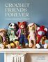 "Crochet Friends Forever: Create, Customise & Cherish" von Stuart Hillard. Eine Reihe von gehäkelten Stofftieren auf einem Regal., Buch