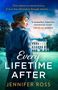 „Every Lifetime After“ von Jennifer Ross. Frau in blauer Uniform vor einem Herrenhaus; himmelblauer Hintergrund.
