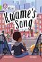 Titel "Kwame's Song". Junge sitzt auf Treppe, schaut auf belebte Straße mit Fahrradfahrer und Fußgängern., Buch