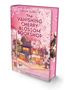 „The Vanishing Cherry Blossom Bookshop“, rosa Cover mit Kirschblüten und einer Buchhandlung in der Abenddämmerung.