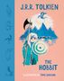 "J.R.R. Tolkien, The Hobbit, Illustrated by Tove Jansson. Ein Krieger vor Bergen und Drache, blaue Skizzen am Rand.", Buch