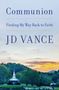 „Communion: Finding My Way Back to Faith – JD VANCE“. Eine Kirche vor bewaldeten Hügeln im Sonnenuntergang., Buch