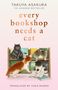 Katzen auf einem Bücherregal, eine liest, andere sitzen oder liegen, umgeben von Büchern.