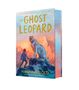 "THE GHOST LEOPARD." Ein Kind und ein Schneeleopard stehen auf einem Felsen vor schneebedeckten Bergen bei Sonnenuntergang.