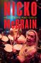Text: "NICKO McBRAIN HELLO BOYS AND GIRLS!" Ein Mann spielt leidenschaftlich Schlagzeug auf der Bühne., Buch