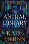 "The Astral Library", ein Roman von Kate Quinn. Hintergrund: Bücherregale mit bunten Buchrücken., Buch